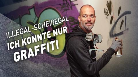 Markus hält eine Sprayflasche in der Hand, im Hintergrund buntes Graffiti an der Wand.