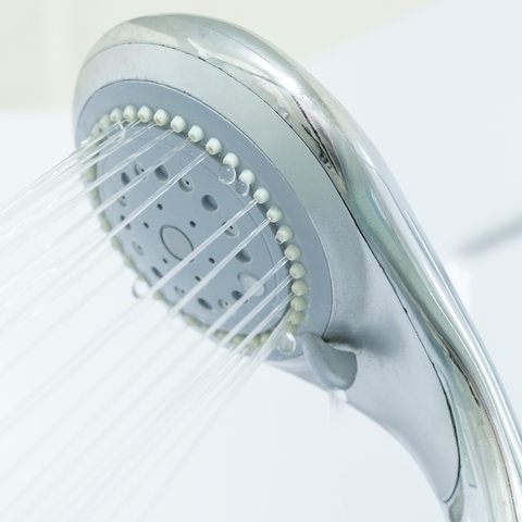 Wasser strömt aus einer Duschbrause.