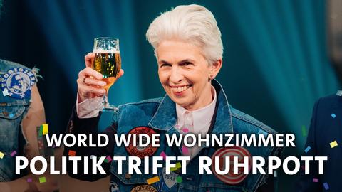 Frau Strack-Zimmermann prostet strahlend mit einem Bier zu. Text: World Wide Wohnzimmer - Politik trifft Ruhrpott