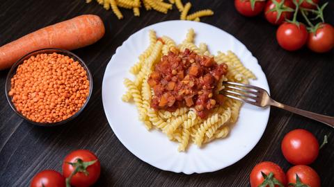 Ein Teller Nudeln mit Bolognese-Sauce aus Linsen.