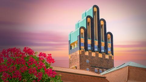 Der Hochzeitsturm auf der Mathildenhöhe in Darmstadt, der wegen seiner Ähnlichkeit zu einer ausgestreckten Hand auch “Fünf-Finger-Turm” genannt wird.