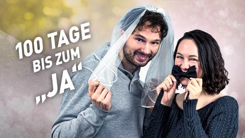 André (mit Schleier) und Jasmin (mit Fliege) Kousha nehmen die Zuschauenden mit auf ihren ganz persönlichen Countdown – die letzten 100 Tage vor ihrer kreativen Hochzeitsfeier.