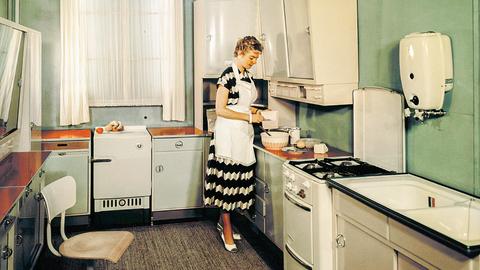 Zwischen Sehnsucht und Einbauküche der 60er: Hausfrau beim Kochen. 