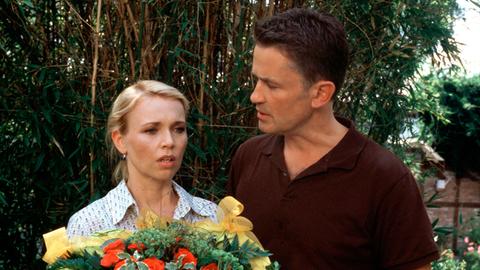 Ein Blumenstrauss stiftet Verwirrung zwischen Paula (Tina Ruland) und ihrem Mann Thomas (Timothy Peach).