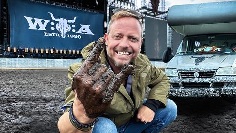 Friso auf dem Wacken Open Air 2023, im Hintergrund eine Bühne und ein Wohnmobil.
