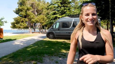 Reporterin Maike Tschorn vor ihrem Camper am Meer in Istrien (Collage).