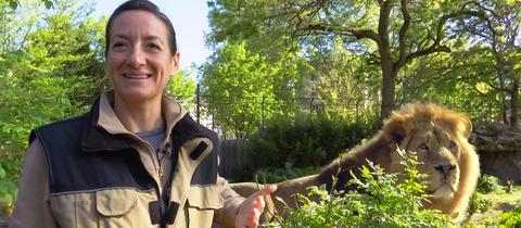 Tierärztin Dr. Christina Geiger und Löwe Kumar