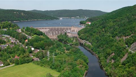 Die Sperrmauer am Edersee von oben