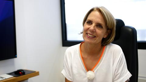 Lungenärztin Dr. Esther Bank-Weis aus Darmstadt lächelt in die Kamera. 