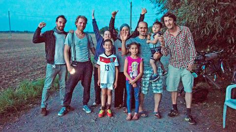 Das Team von "Ferne Heimat - Die neuen Kinder von Golzow" mit den Familien und Kindern. 