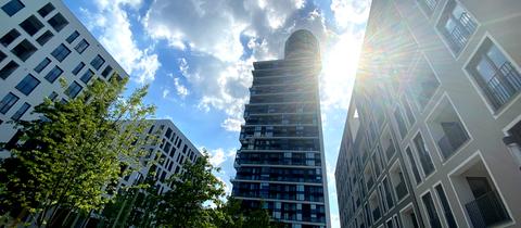 Der neue Henninger Turm gegen das Sonnenlicht fotografiert.