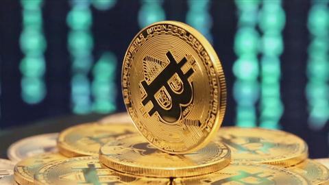 Eine goldene Bitcoin-Münze.