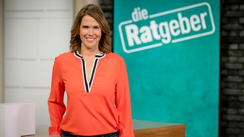 Die Ratgeber-Moderatorin Anne Brüning steht im Studio und lacht.