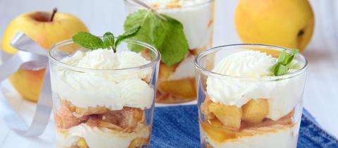 Schicht-Dessert mit Apfelstücken und Joghurt oder Sahne im Glas