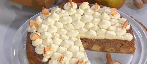 Apfel-Zimt-Kuchen mit Ahorn-Sirup-Buttercreme