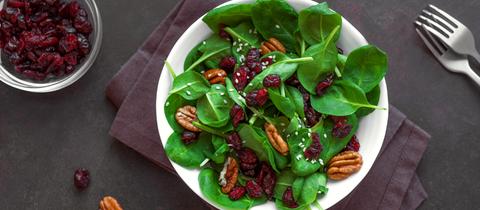 Blattspinatsalat mit Cranberries und Walnüssen