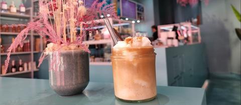 Coconut Iced Latte angerichtet im Glas