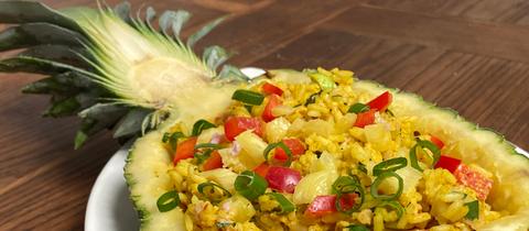 Curry-Reissalat in der Ananas-Schale