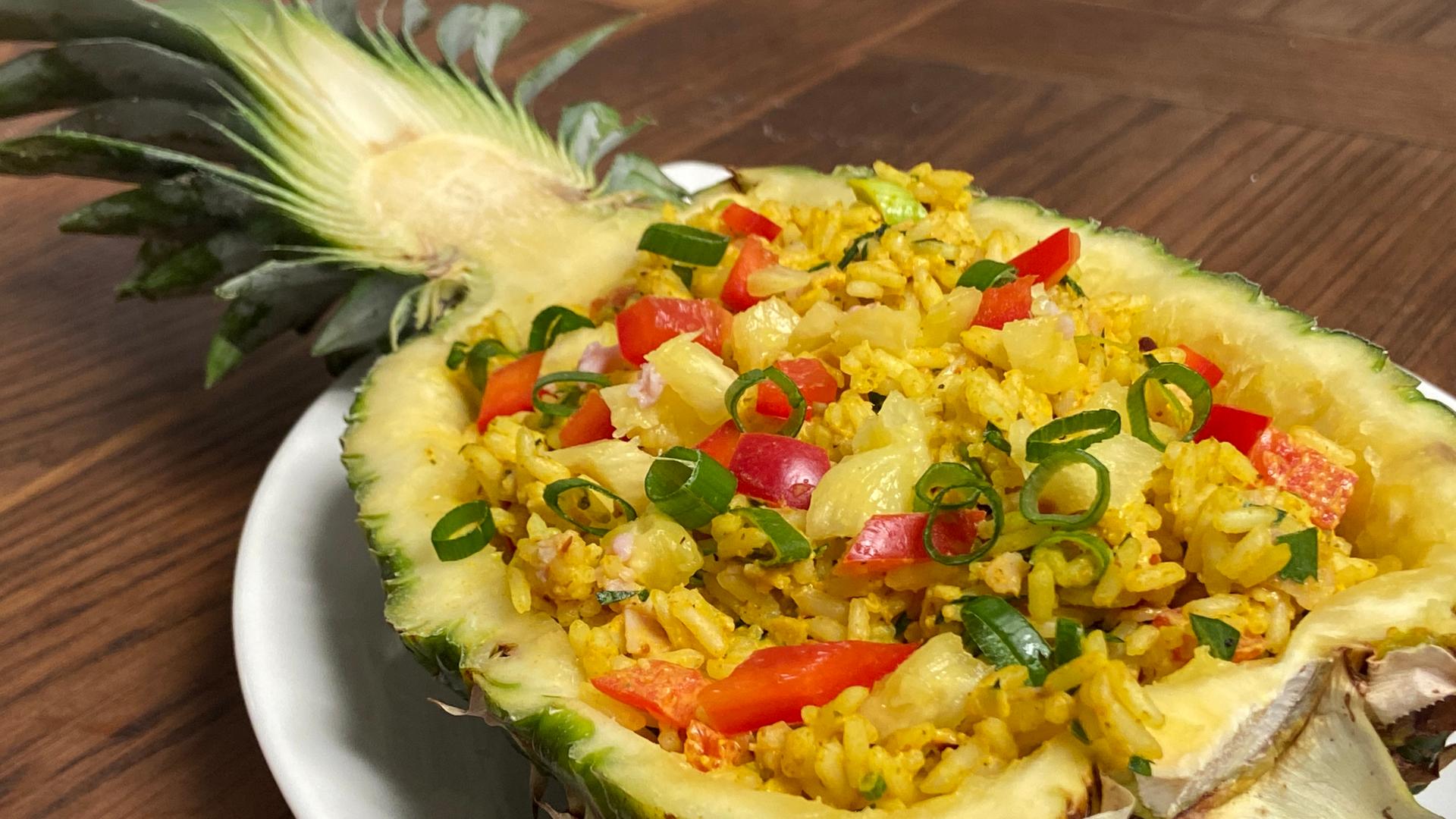 Rezept: Curry-Reissalat in der Ananas-Schale | hr-fernsehen.de | Die ...