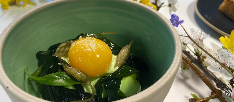 Rezept: Grüne Soße-Espuma mit konfiertem Eigelb, frischem und süß-sauer ...