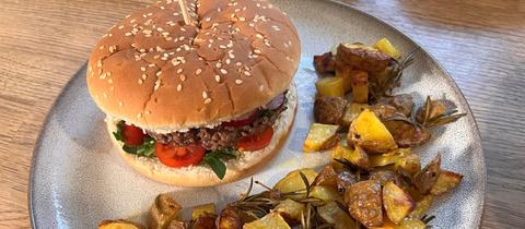 Frühlingshafte Burger mit Rosmarinkartoffeln 