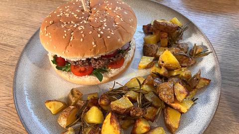 Frühlingshafte Burger mit Rosmarinkartoffeln 