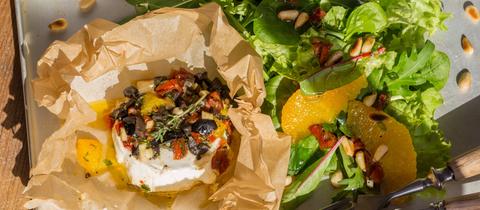 Gegrillter Feta im Backpapier
