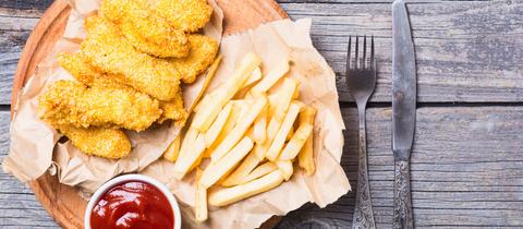 Nuggets mit Pommes und Ketchup