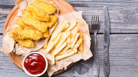 Nuggets mit Pommes und Ketchup
