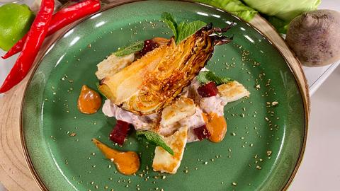 Gerösteter Spitzkohl mit Halloumi, Rote Bete-Joghurt und Panko-Crunch