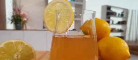 Glas mit Switchel und Zitronendeko