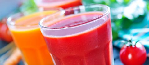 Smoothies aus Karotten- und Tomatensaft im Glas