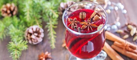 Glas mit leckerem Glühpunsch inklusive Sternanis und Zimt