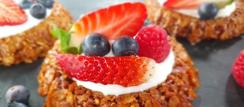 Granola-Törtchen mit Joghurt und frischen Beeren 