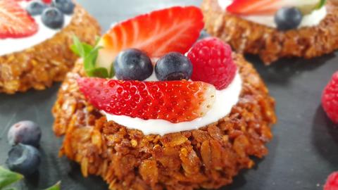Granola-Törtchen mit Joghurt und frischen Beeren 