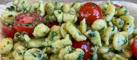 Knöpfle mit Grüne Soße Pesto und Kirschtomaten