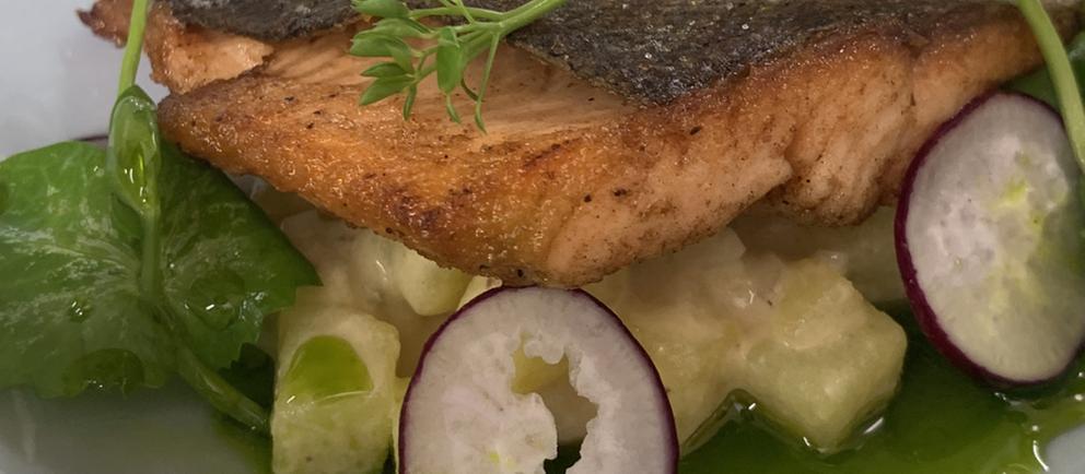 Rezept: Lachsforellenfilet mit Rahmkartoffeln und Erbsenpüree | hr ...