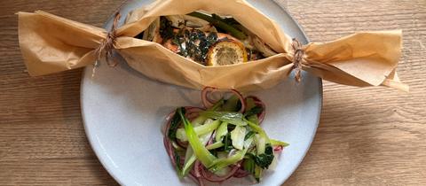 Lachs-Gemüse-Päckchen mit Pak Choi-Salat