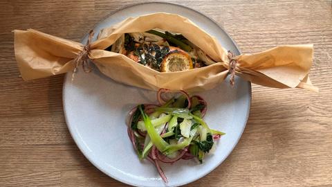 Lachs-Gemüse-Päckchen mit Pak Choi-Salat