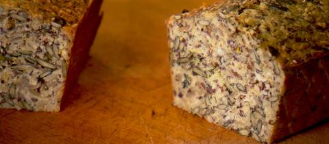 aufgeschnittenes Leinsamen-Quark-Brot