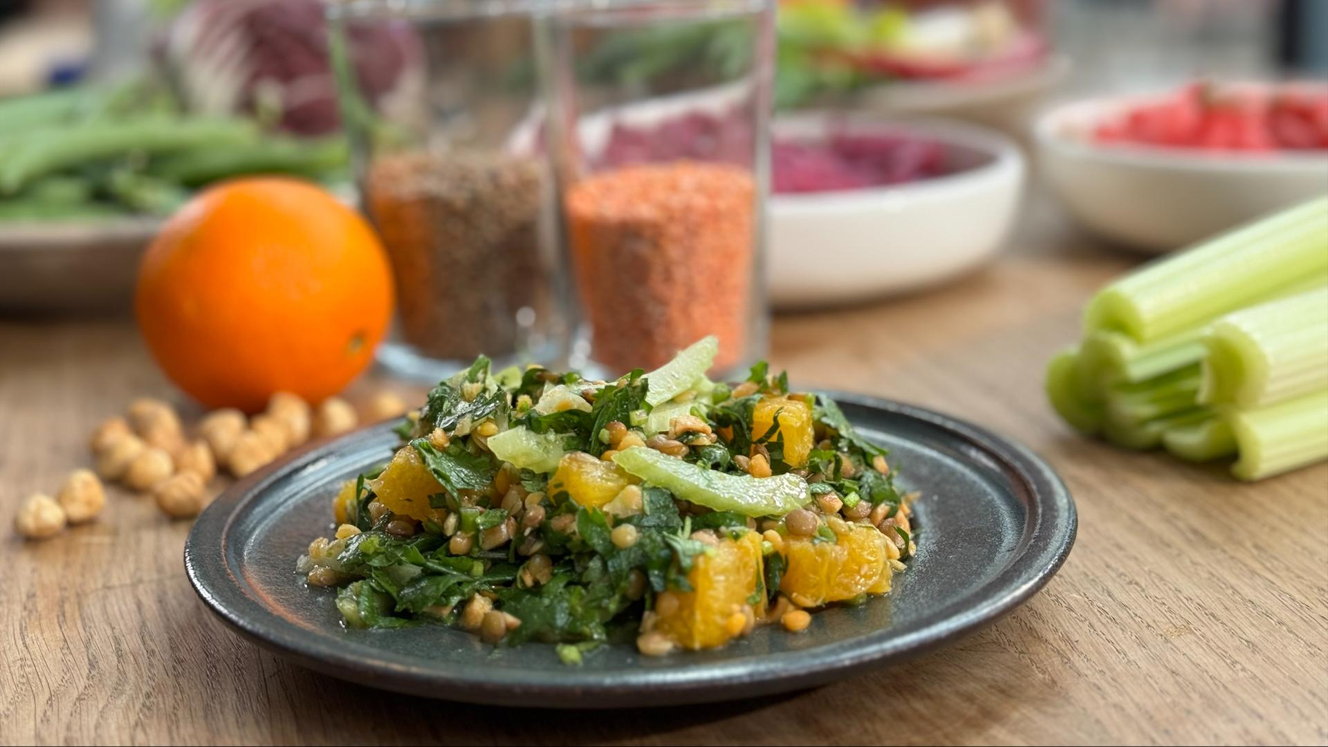 Rezept: Linsensalat mit Orange, Staudensellerie und Haselnüssen | hr ...