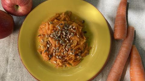 Möhren-Apfel-Salat mit Leinöl