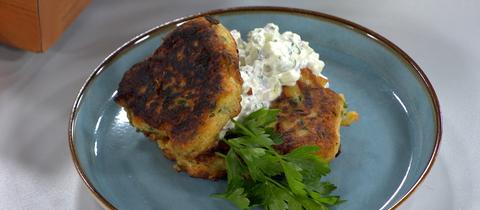Petersilienwurzel-Küchlein mit Apfel-Schmand-Soße