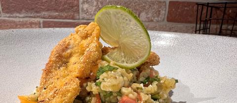 Polenta-Putenschnitzel auf Tabouleh mit Feta