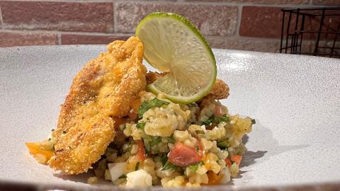 Polenta-Putenschnitzel auf Tabouleh mit Feta