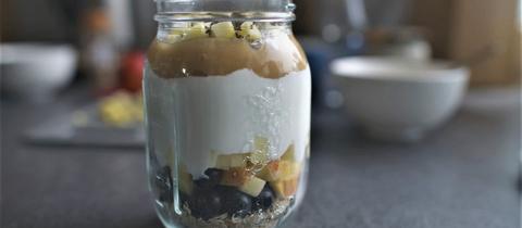 Porridge mit Beeren, Quark und Chia-Samen
