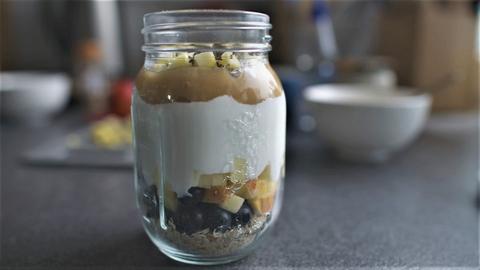 Porridge mit Beeren, Quark und Chia-Samen