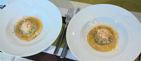Riesenravioli mit Spinat und Parmesan
