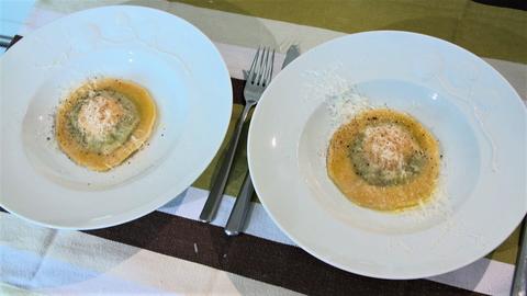 Riesenravioli mit Spinat und Parmesan