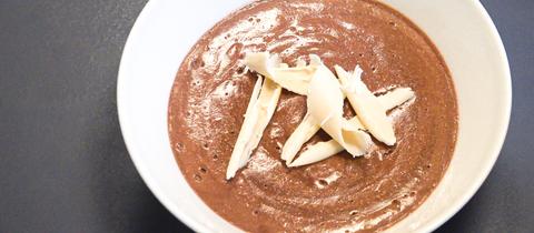 Schokoschnuten-Pudding mit Mega-Schokoröllchen angerichtet